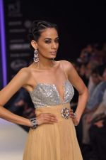 Model walks the ramp for Saboo Fine Jewels Show at IIJW Day 4 on 22nd Aug 2012 (108).JPG